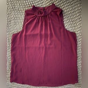 114. Loft med sleeveless blouse.